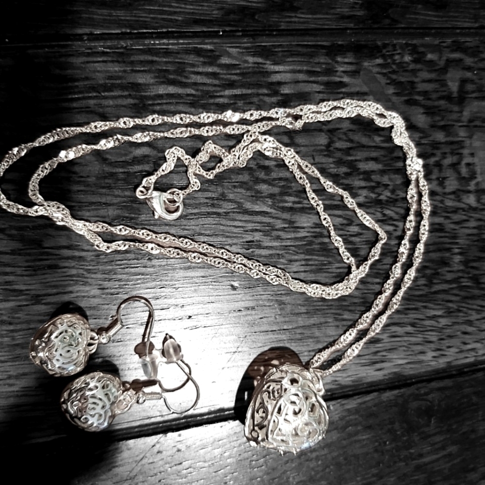 New Silver fillagree 18" heart necklace and earrings